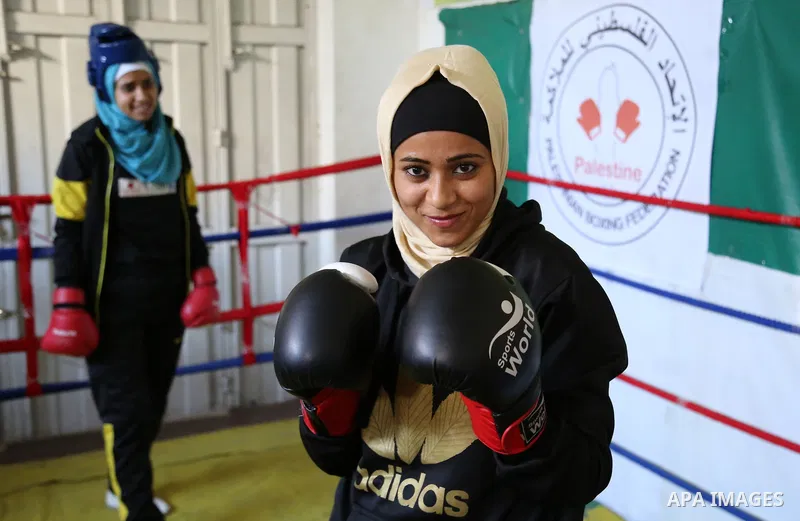 Palestinian women take part in Boxing training during the first founding course of women boxing in Gaza City on November 26, 2017. Photo by Atia Darwish