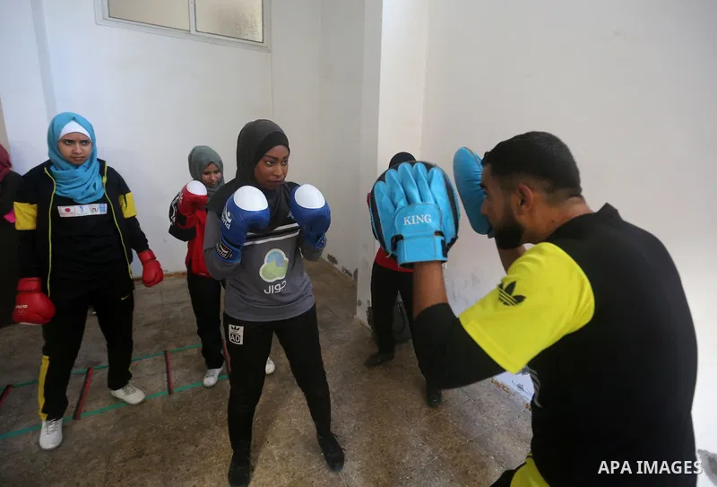 Palestinian women take part in Boxing training during the first founding course of women boxing in Gaza City on November 26, 2017. Photo by Atia Darwish