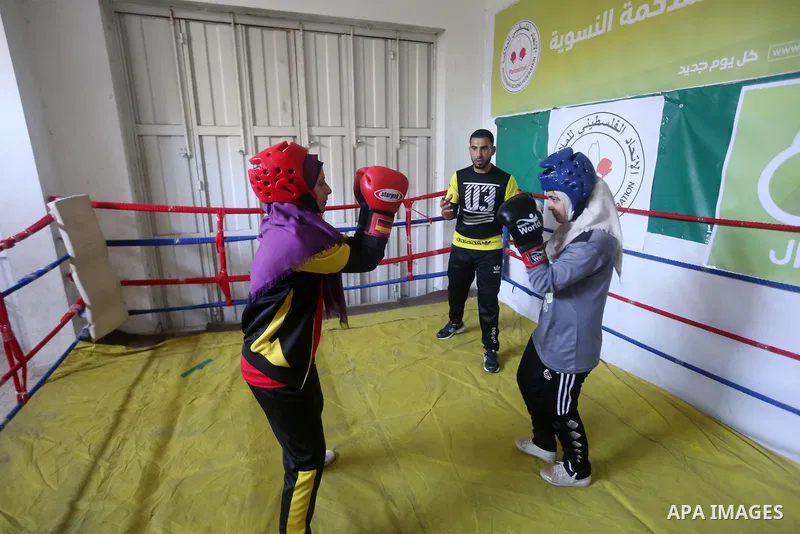 Palestinian women take part in Boxing training during the first founding course of women boxing in Gaza City on November 26, 2017. Photo by Atia Darwish