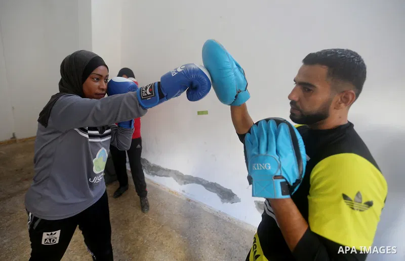Palestinian women take part in Boxing training during the first founding course of women boxing in Gaza City on November 26, 2017. Photo by Atia Darwish