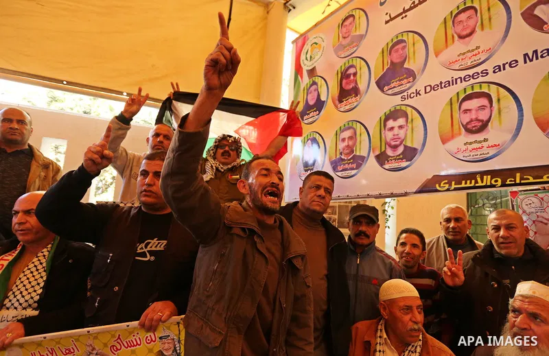 Palestinians take part in a protest to show solidarity with Palestinian prisoners held in Israeli jails, in front of Red cross office in Gaza city on November 27, 2017. Photo by Ashraf Amra