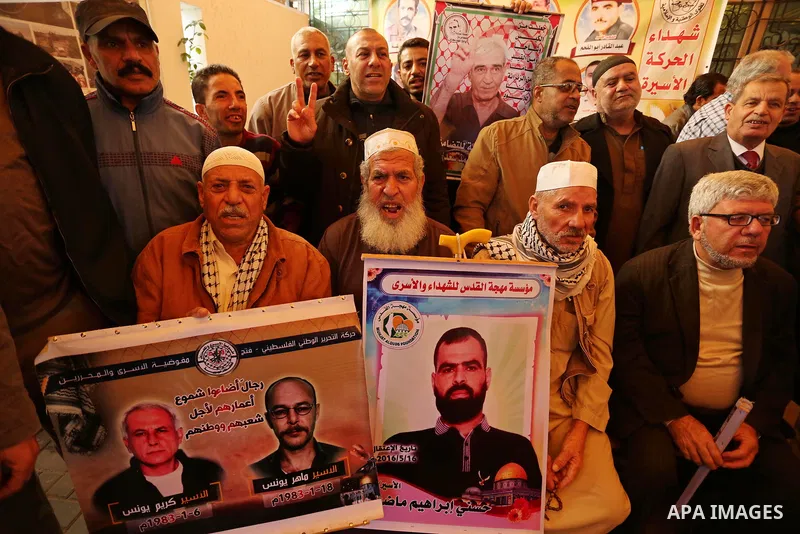 Palestinians take part in a protest to show solidarity with Palestinian prisoners held in Israeli jails, in front of Red cross office in Gaza city on November 27, 2017. Photo by Ashraf Amra