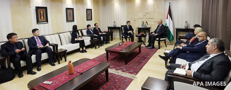 Palestinian Prime Minister, Rami Hamdallah, meets with Chinese Vice Minister of Commerce Wang Shun in the West Bank city of Ramallah on Nov. 30, 2017. Photo by Prime Minister Office