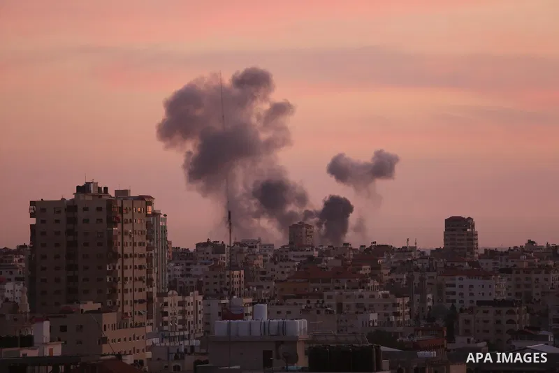 Smoke rises after war crafts belonging to Israeli army carried out airstrikes over Gaza City, Gaza on November 30, 2017. Photo by Ashraf Amra