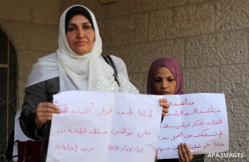 The Palestinian Authority employees in the Gaza Strip take part in a protest demanding their right after Palestinian Authority force them into early retirement in Gaza city on December 3, 2017. Photo by Mohammed Asad
