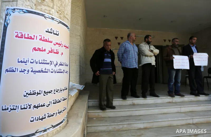The Palestinian Authority employees in the Gaza Strip take part in a protest demanding their right after Palestinian Authority force them into early retirement in Gaza city on December 3, 2017. Photo by Mohammed Asad