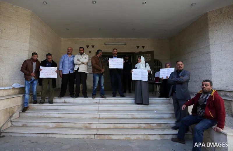 The Palestinian Authority employees in the Gaza Strip take part in a protest demanding their right after Palestinian Authority force them into early retirement in Gaza city on December 3, 2017. Photo by Mohammed Asad