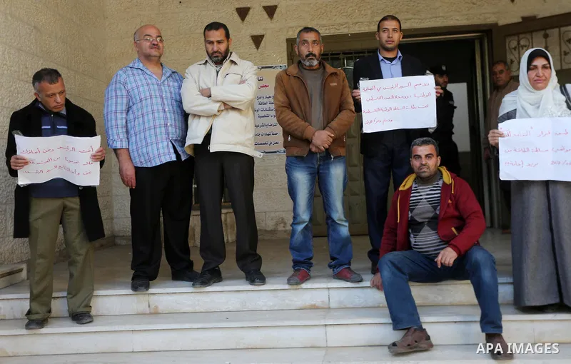 The Palestinian Authority employees in the Gaza Strip take part in a protest demanding their right after Palestinian Authority force them into early retirement in Gaza city on December 3, 2017. Photo by Mohammed Asad