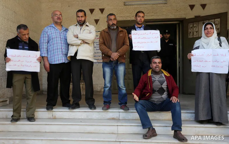 The Palestinian Authority employees in the Gaza Strip take part in a protest demanding their right after Palestinian Authority force them into early retirement in Gaza city on December 3, 2017. Photo by Mohammed Asad