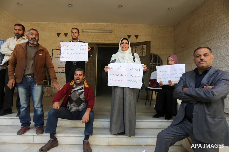 The Palestinian Authority employees in the Gaza Strip take part in a protest demanding their right after Palestinian Authority force them into early retirement in Gaza city on December 3, 2017. Photo by Mohammed Asad