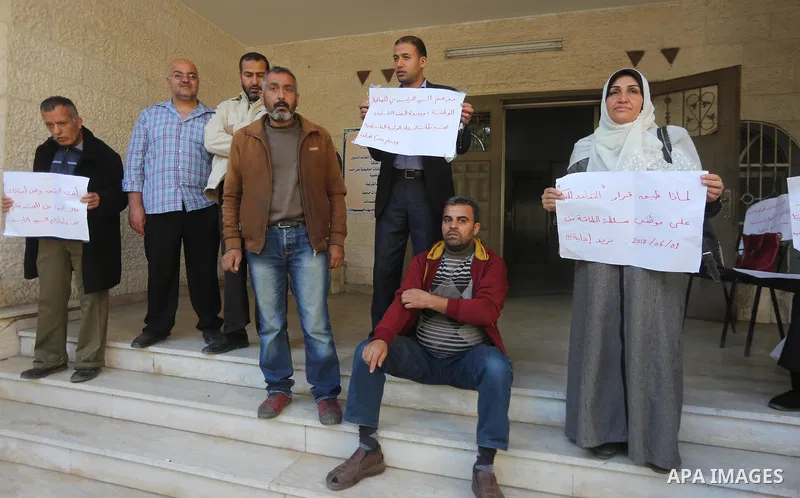 The Palestinian Authority employees in the Gaza Strip take part in a protest demanding their right after Palestinian Authority force them into early retirement in Gaza city on December 3, 2017. Photo by Mohammed Asad