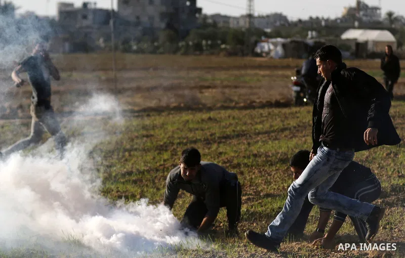 Palestinian protesters clash with Israeli forces, in Khuzaa, east of Khan Younis, in the southern Gaza Strip on December 9, 2017. Photo by Yasser Qudih