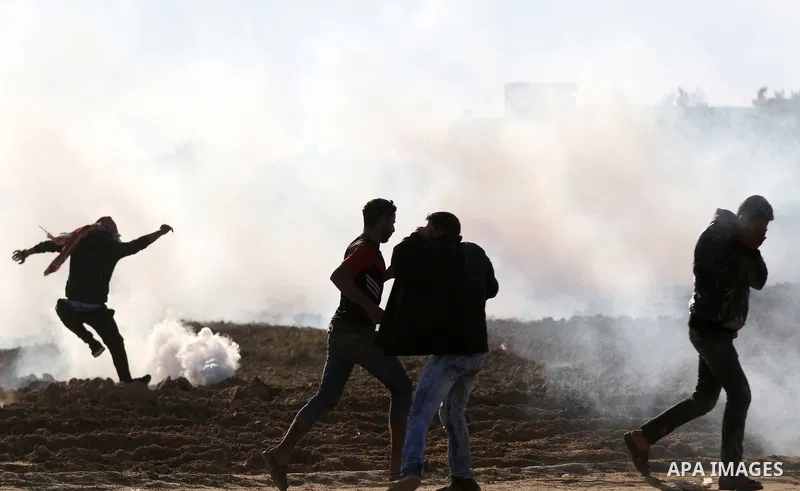 Palestinian protesters clash with Israeli forces, in Khuzaa, east of Khan Younis, in the southern Gaza Strip on December 9, 2017. Photo by Yasser Qudih