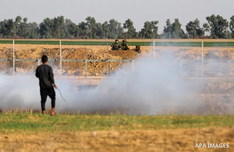 Palestinian protesters clash with Israeli forces, in Khuzaa, east of Khan Younis, in the southern Gaza Strip on December 9, 2017. Photo by Yasser Qudih