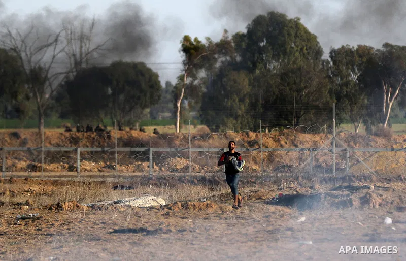Palestinian protesters clash with Israeli forces, in Khuzaa, east of Khan Younis, in the southern Gaza Strip on December 9, 2017. Photo by Yasser Qudih