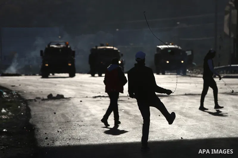 Palestinian protesters clash with Israeli soldiers, in Hawara checkpoint, south of the West Bank city of Nablus, on December 9, 2017. Photo by Ayman Ameen