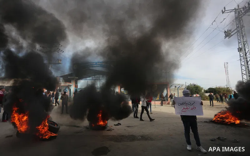 Palestinian demonstrators burn tires during a protest against what organizers said was a visit by a group of Bahraini people to Israel, in the northern Gaza Strip December 11, 2017. Photo by Mohammed Dahman