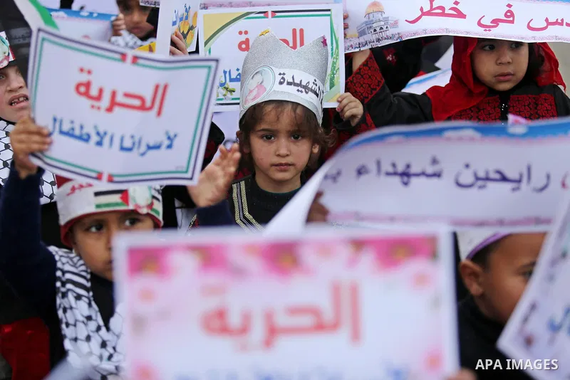 Palestinians take part in a protest to show solidarity with Palestinian prisoners held in Israeli jails, in front of Red cross office in Gaza city, on December 11, 2017. Photo by Ashraf Amra
