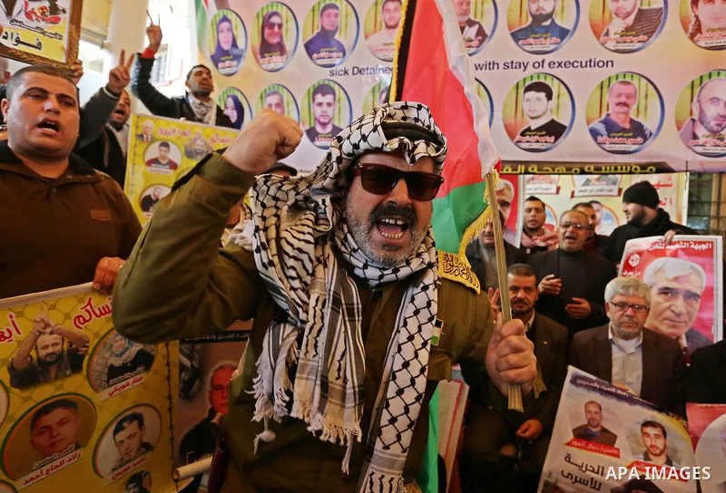 Palestinians take part in a protest to show solidarity with Palestinian prisoners held in Israeli jails, in front of Red cross office in Gaza city, on December 11, 2017. Photo by Ashraf Amra