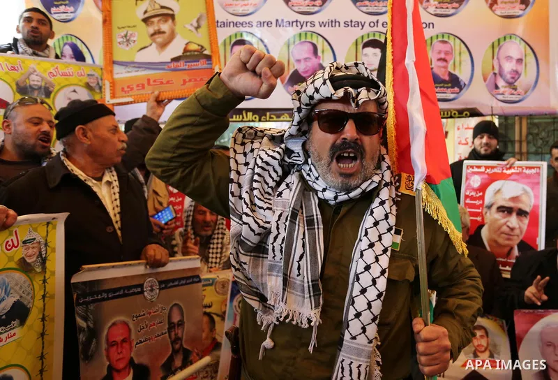 Palestinians take part in a protest to show solidarity with Palestinian prisoners held in Israeli jails, in front of Red cross office in Gaza city, on December 11, 2017. Photo by Ashraf Amra