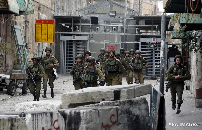 Israeli security forces take position during a demonstration in the West Bank town of Hebron on December 13, 2017. Photo by Wisam Hashlamoun
