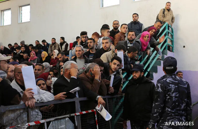 Palestinians wait for travel permits to cross into Egypt through the Rafah border crossing, in Khan Younis in the southern Gaza Strip December 16, 2017. The Palestinian crossing and borders Authority in the Gaza Strip an...