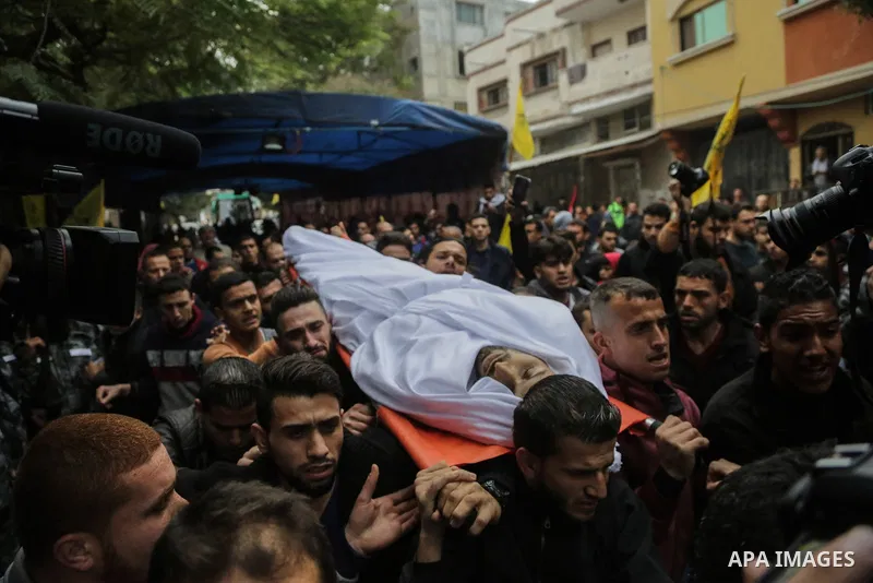 Palestinian mourners carry the body of Mohamed Moheisen, 29, who was killed during clashes with Israeli troops, during his funeral in Gaza city on December 23, 2017. Two Palestinians were killed as youths clashed with Is...