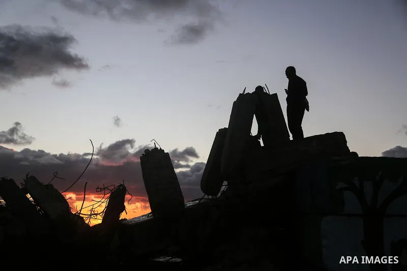 Palestinians enjoy during sunset at Gaza seaport on December 25, 2017. Photo by Mohammed Dahman