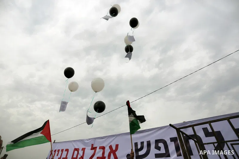 Black and white ballons are released by Palestinians during a rally in solidarity with Palestinian prisoners held in Israeli jails, in the northern Gaza Strip December 29, 2017. Photo by Ashraf Amra