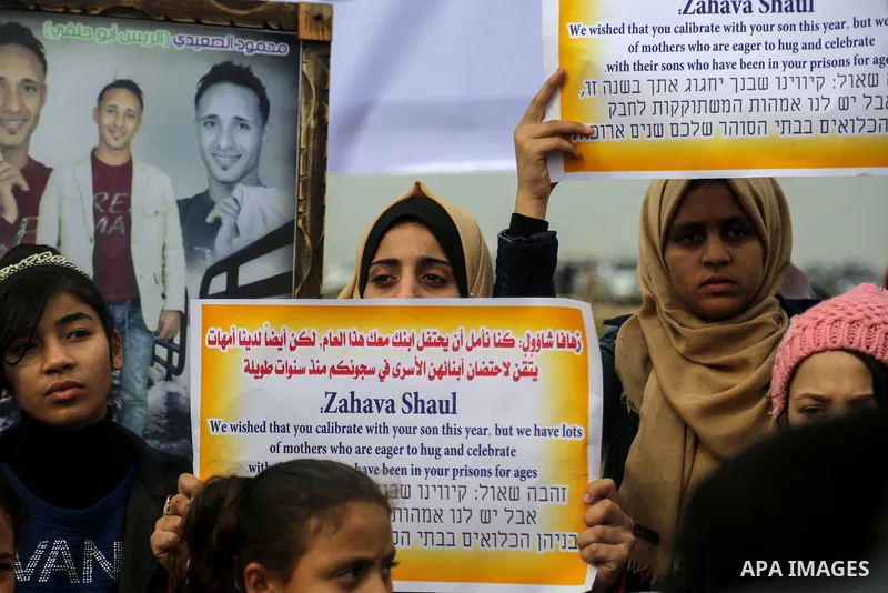 Palestinians take part during a rally in solidarity with Palestinian prisoners held in Israeli jails, in the northern Gaza Strip December 29, 2017. Photo by Mohammed Dahman