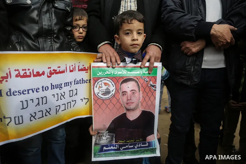 Palestinians take part during a rally in solidarity with Palestinian prisoners held in Israeli jails, in the northern Gaza Strip December 29, 2017. Photo by Mohammed Dahman