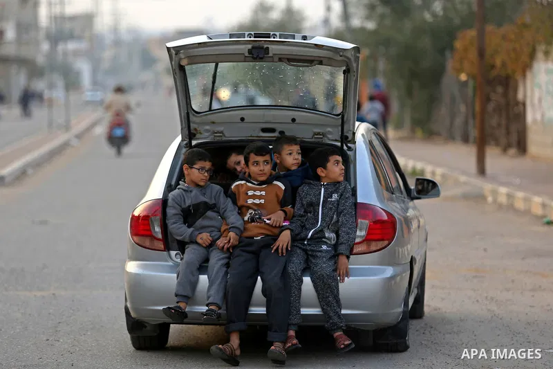 Palestinian children site in a car in the southern Gaza Strip on December 29, 2017. Photo by Ashraf Amra
