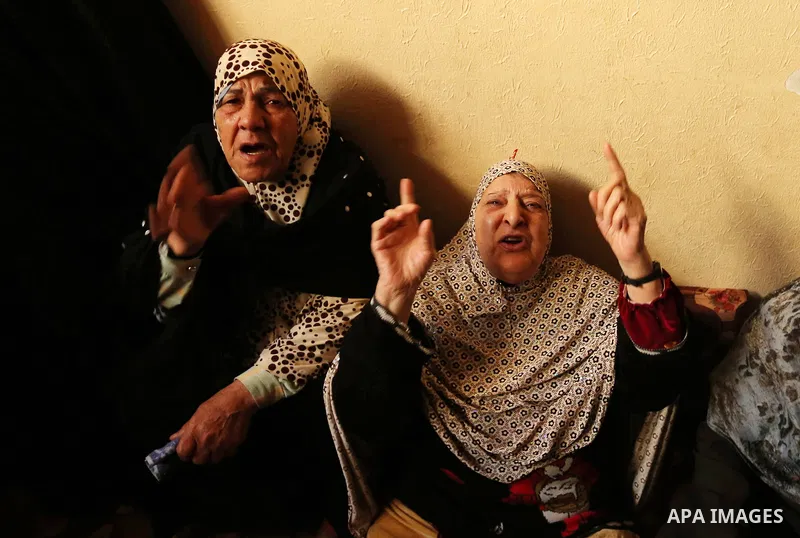 Relatives of Palestinian Jamal Mesleh, who died of his injuries during clashes with Israeli security forces on Friday mourn during his funeral, in the al-Maghazi refugee camp in the central Gaza Strip December 30, 2017....
