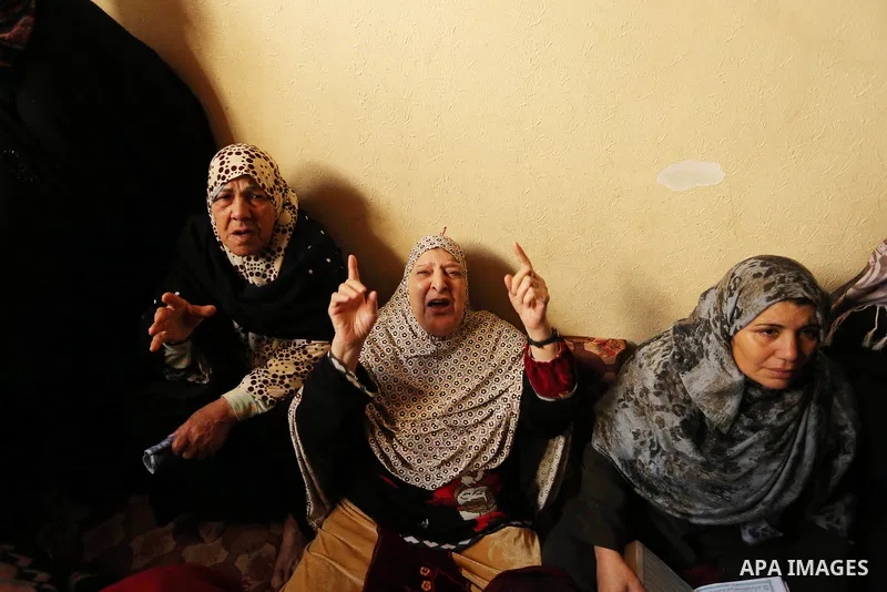 Relatives of Palestinian Jamal Mesleh, who died of his injuries during clashes with Israeli security forces on Friday mourn during his funeral, in the al-Maghazi refugee camp in the central Gaza Strip December 30, 2017....