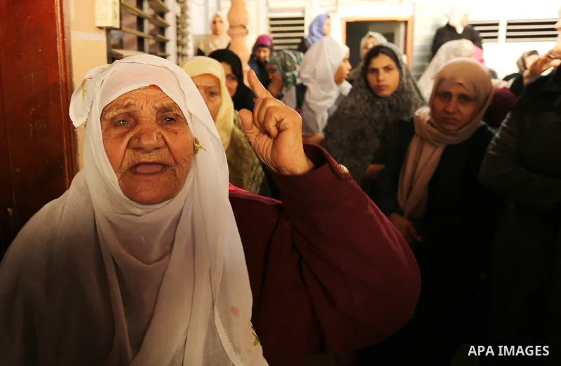 Relatives of Palestinian Jamal Mesleh, who died of his injuries during clashes with Israeli security forces on Friday mourn during his funeral, in the al-Maghazi refugee camp in the central Gaza Strip December 30, 2017....