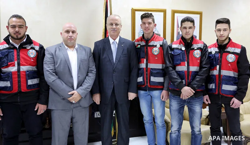 Palestinian Prime Minister, Rami Hamdallah, meets with a delegation of civil defense volunteers in Jerusalem, in the West Bank city of Ramallah, on December 31, 2017. Photo by Prime Minister Office