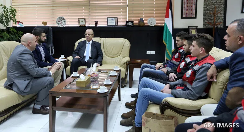 Palestinian Prime Minister, Rami Hamdallah, meets with a delegation of civil defense volunteers in Jerusalem, in the West Bank city of Ramallah, on December 31, 2017. Photo by Prime Minister Office