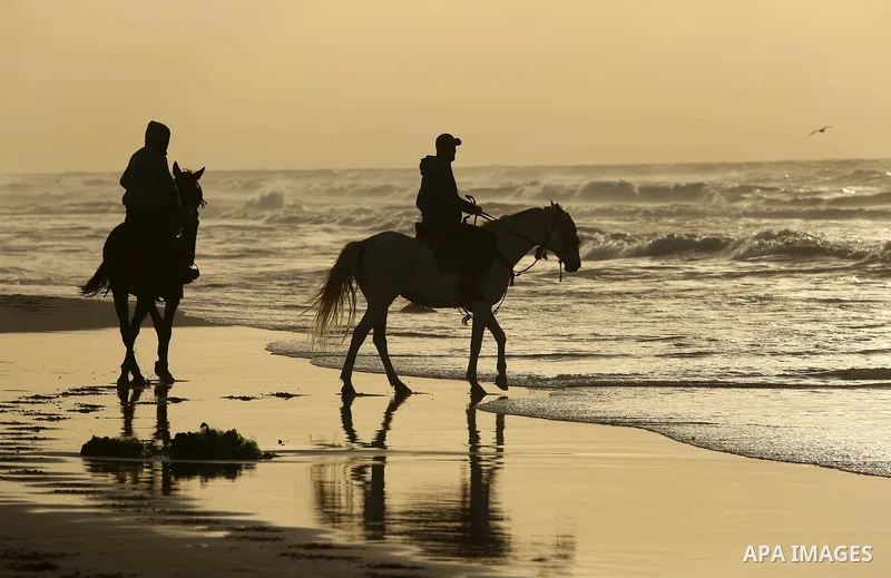 Palestinians enjoy their time on the beach in Gaza City on December 31, 2017 on the last day of the year. Photo by Ashraf Amra