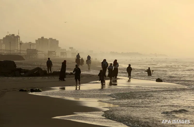 Palestinians enjoy their time on the beach in Gaza City on December 31, 2017 on the last day of the year. Photo by Ashraf Amra