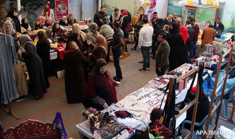 Palestinians attend an exhibition for handicrafts products in Gaza city, on January 8, 2018. Photo by Mahmoud Ajour