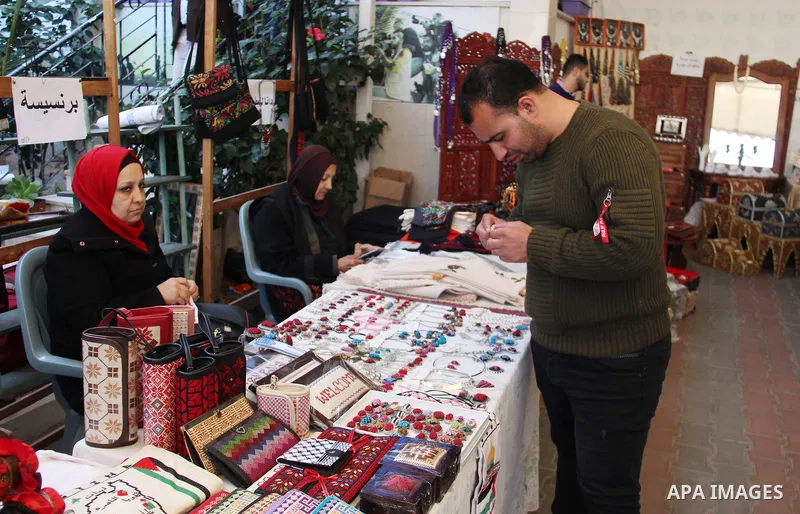 Palestinians attend an exhibition for handicrafts products in Gaza city, on January 8, 2018. Photo by Mahmoud Ajour