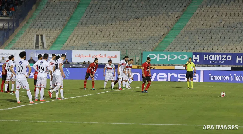 Egypt's al-Ahly and Zamalek players compete during the the Egyptian Premier League football match at the Cairo Stadium in the Egyptian capital on January 8, 2018. Photo by Amr Sayed