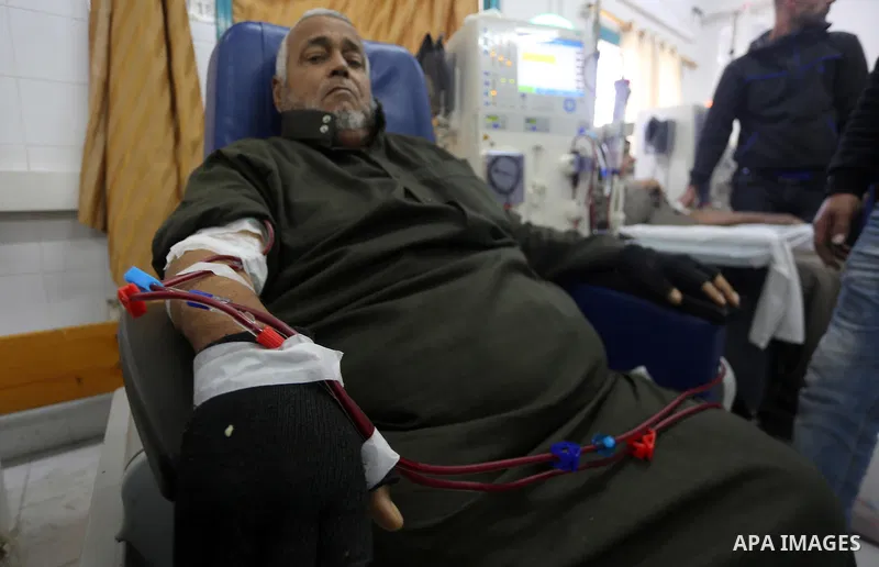 A Palestinian patient man gets his kidneys washed at the dialysis department in the Al-Shifa hospital in Gaza City on January 9, 2018. Photo by Mohammed Asad