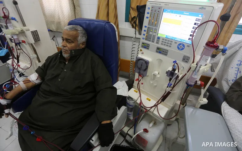 A Palestinian patient man gets his kidneys washed at the dialysis department in the Al-Shifa hospital in Gaza City on January 9, 2018. Photo by Mohammed Asad