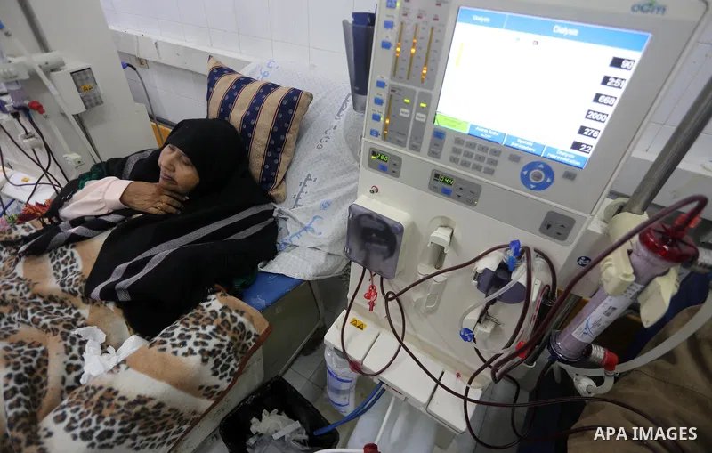 A Palestinian patient man gets his kidneys washed at the dialysis department in the Al-Shifa hospital in Gaza City on January 9, 2018. Photo by Mohammed Asad