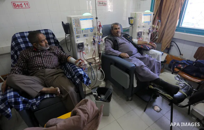 A Palestinian patient man gets his kidneys washed at the dialysis department in the Al-Shifa hospital in Gaza City on January 9, 2018. Photo by Mohammed Asad