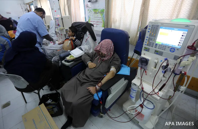 A Palestinian patient man gets his kidneys washed at the dialysis department in the Al-Shifa hospital in Gaza City on January 9, 2018. Photo by Mohammed Asad