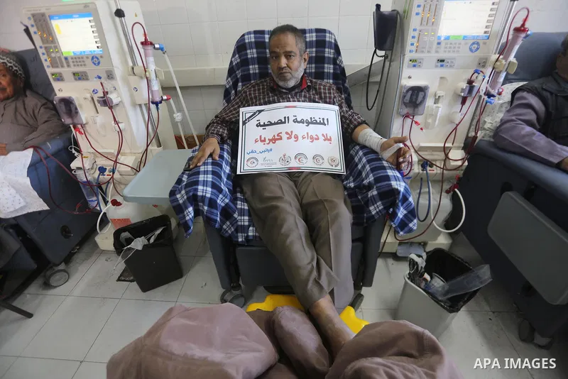 A Palestinian patient man gets his kidneys washed at the dialysis department in the Al-Shifa hospital in Gaza City on January 9, 2018. Photo by Mohammed Asad