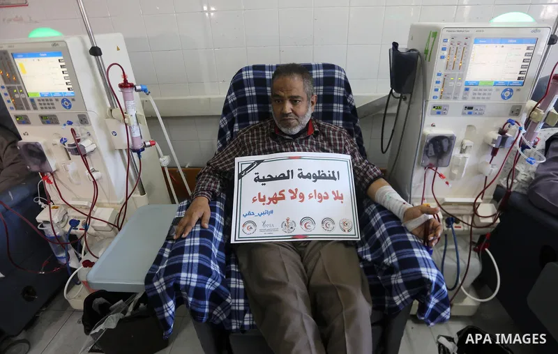 A Palestinian patient man gets his kidneys washed at the dialysis department in the Al-Shifa hospital in Gaza City on January 9, 2018. Photo by Mohammed Asad