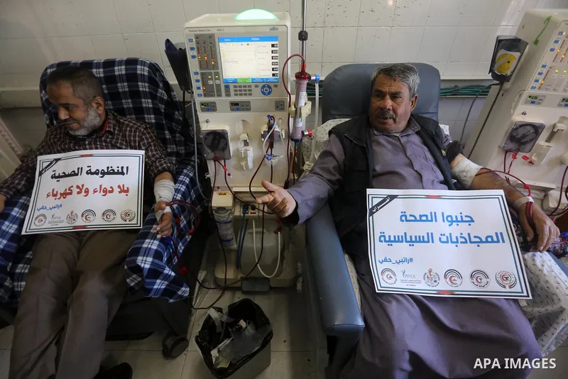 A Palestinian patient man gets his kidneys washed at the dialysis department in the Al-Shifa hospital in Gaza City on January 9, 2018. Photo by Mohammed Asad